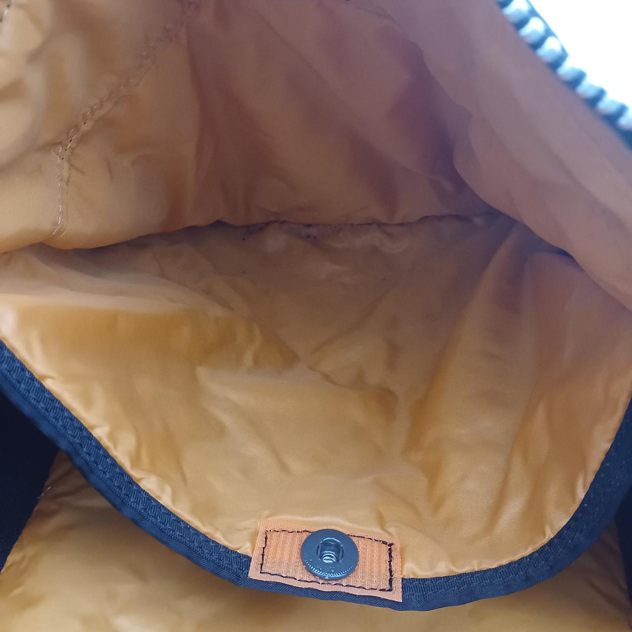 奥に汚れ有ります