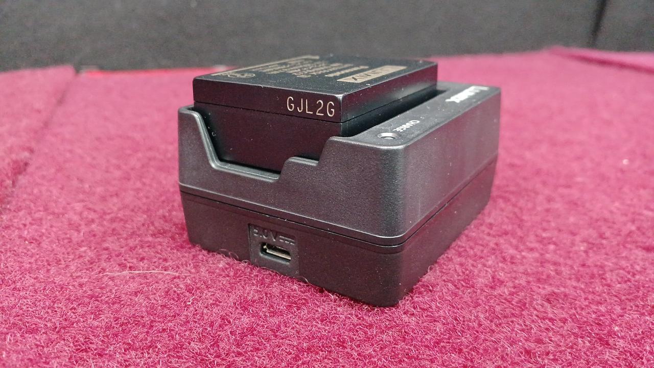 充電にはusbケーブルとacアダプタ必要