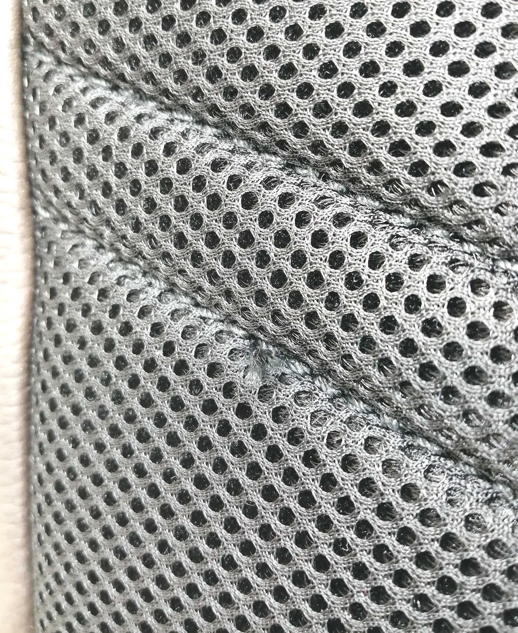 ほつれなのか、糸が少しだけ糸が出でいます
