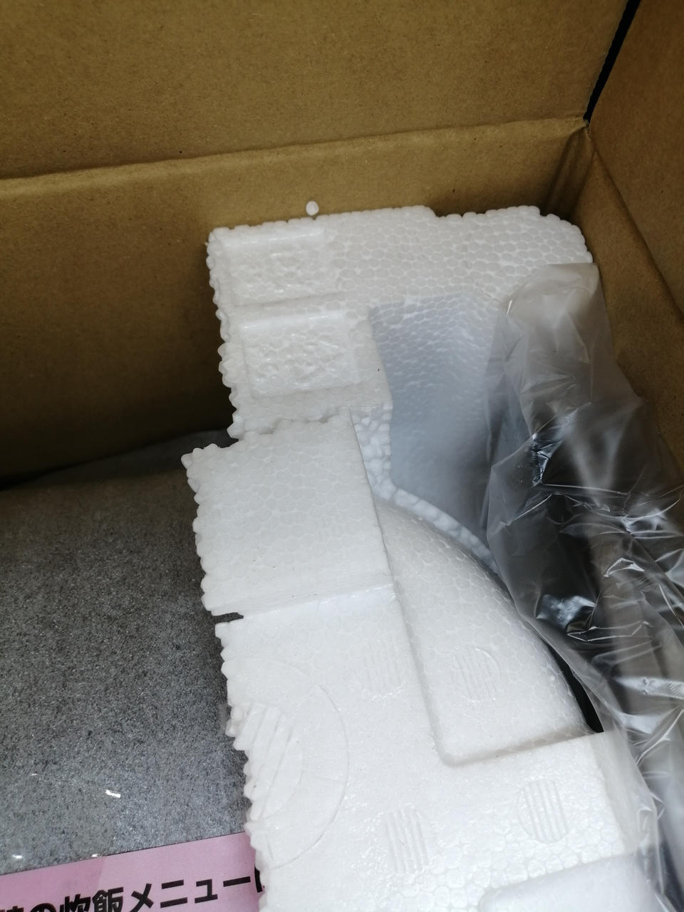 緩衝材発泡スチロール割れています