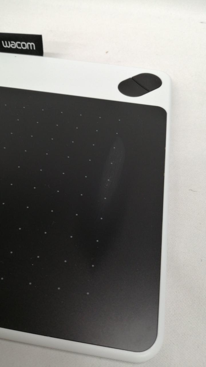 パッド右部に跡あり