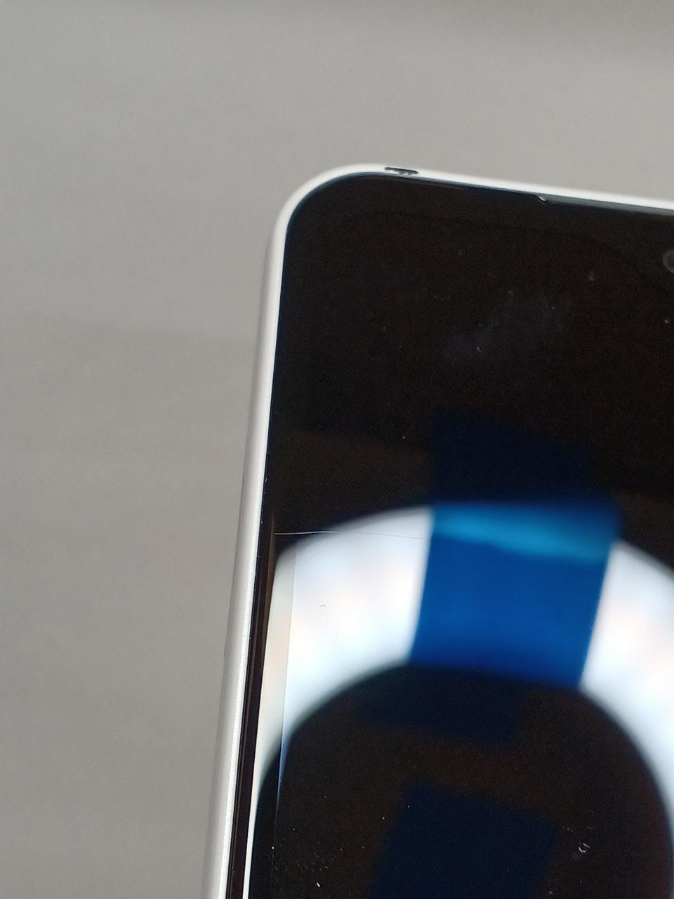 画面に傷があります