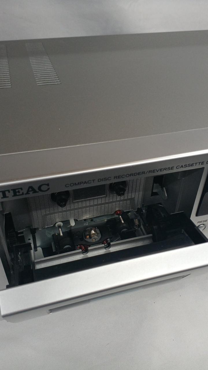 カセットテープ挿入口