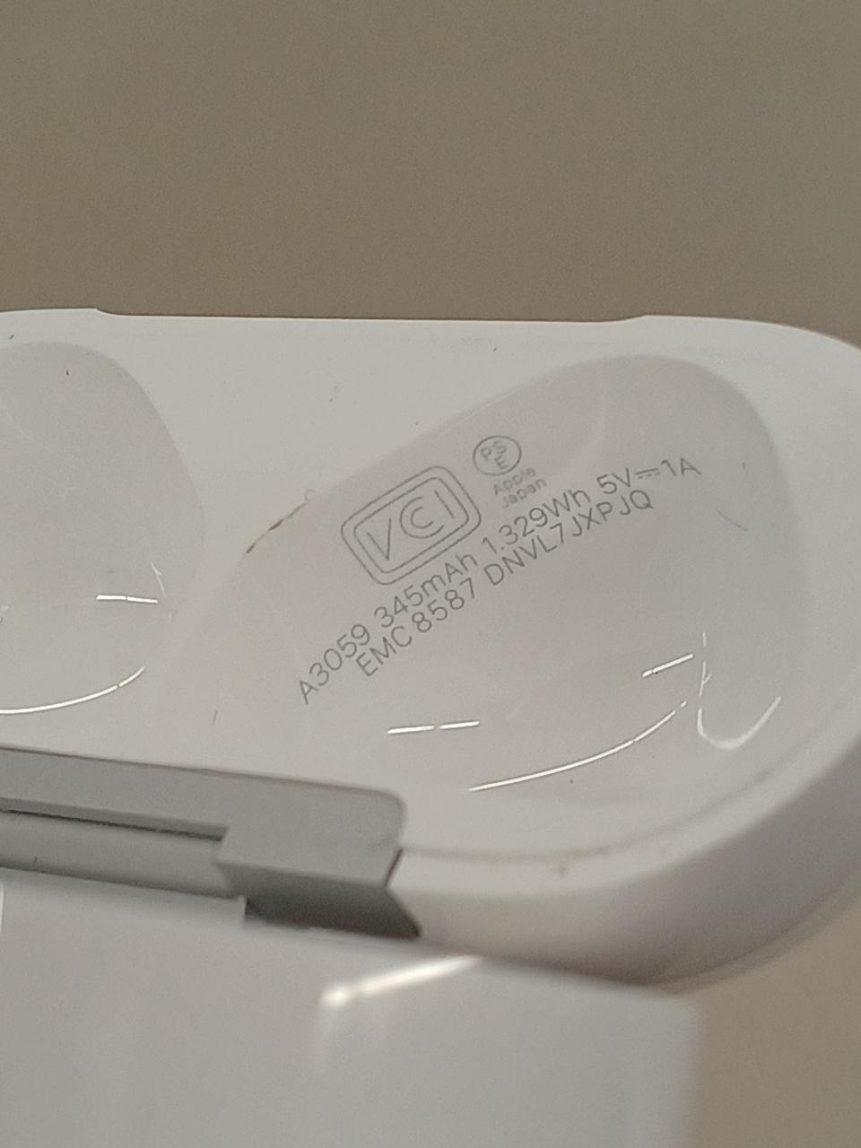 わずかに汚れあり。