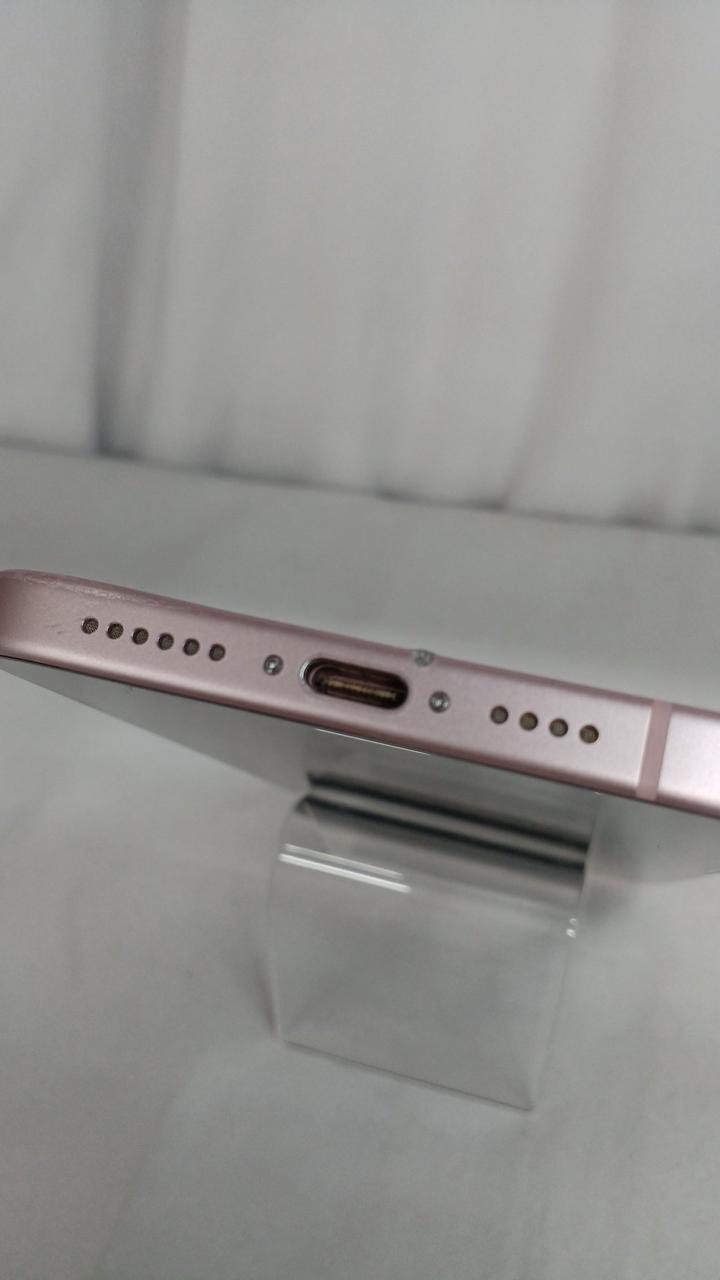 充電器口付近に、凹み傷あり