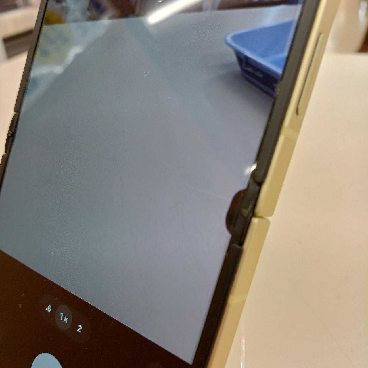 画面液晶折り込み部分に割れがございます。