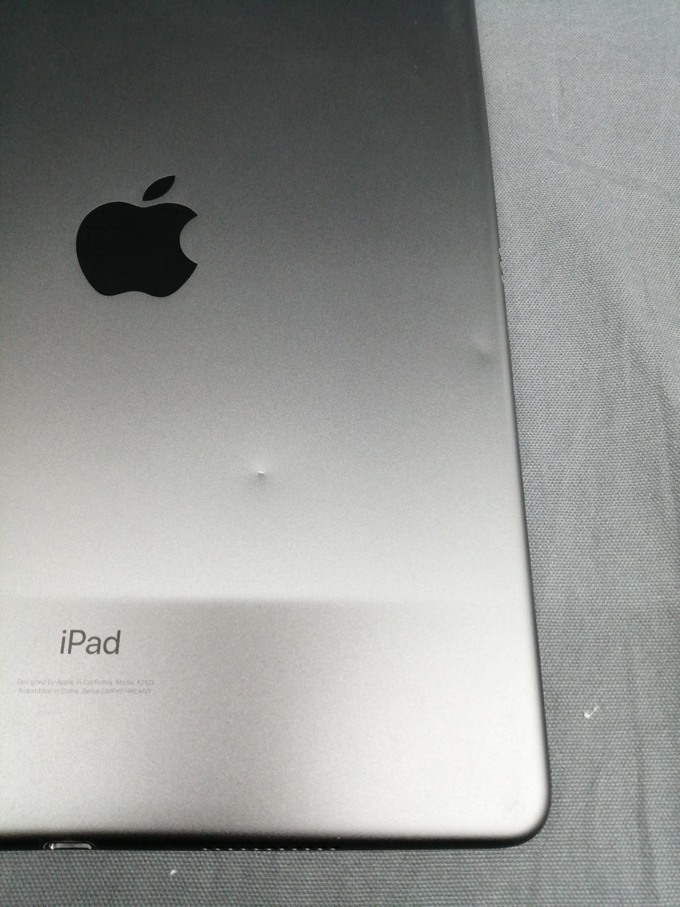 裏面に凹みあります