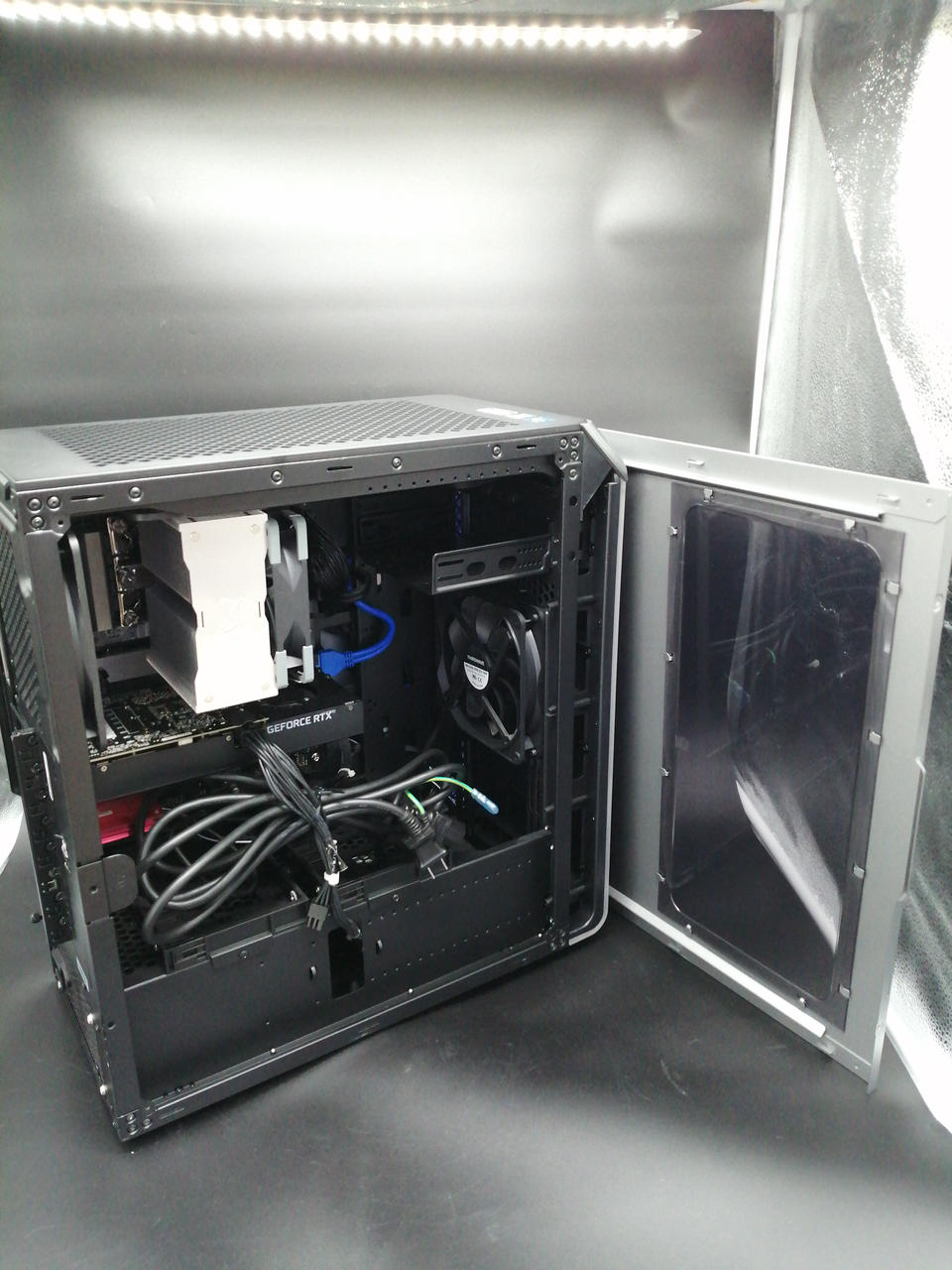 電源コード中にあります。