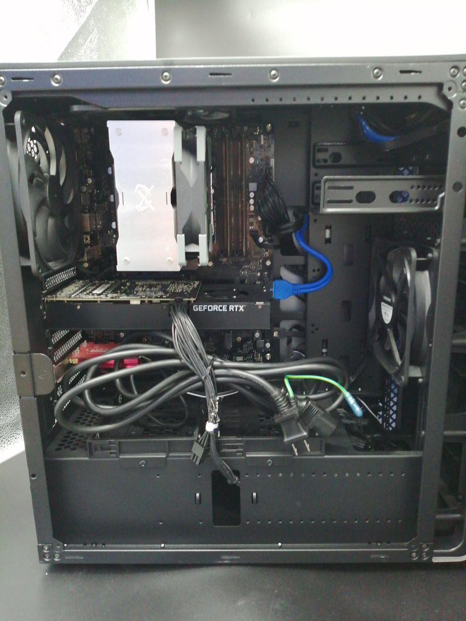 電源コード中にあります。