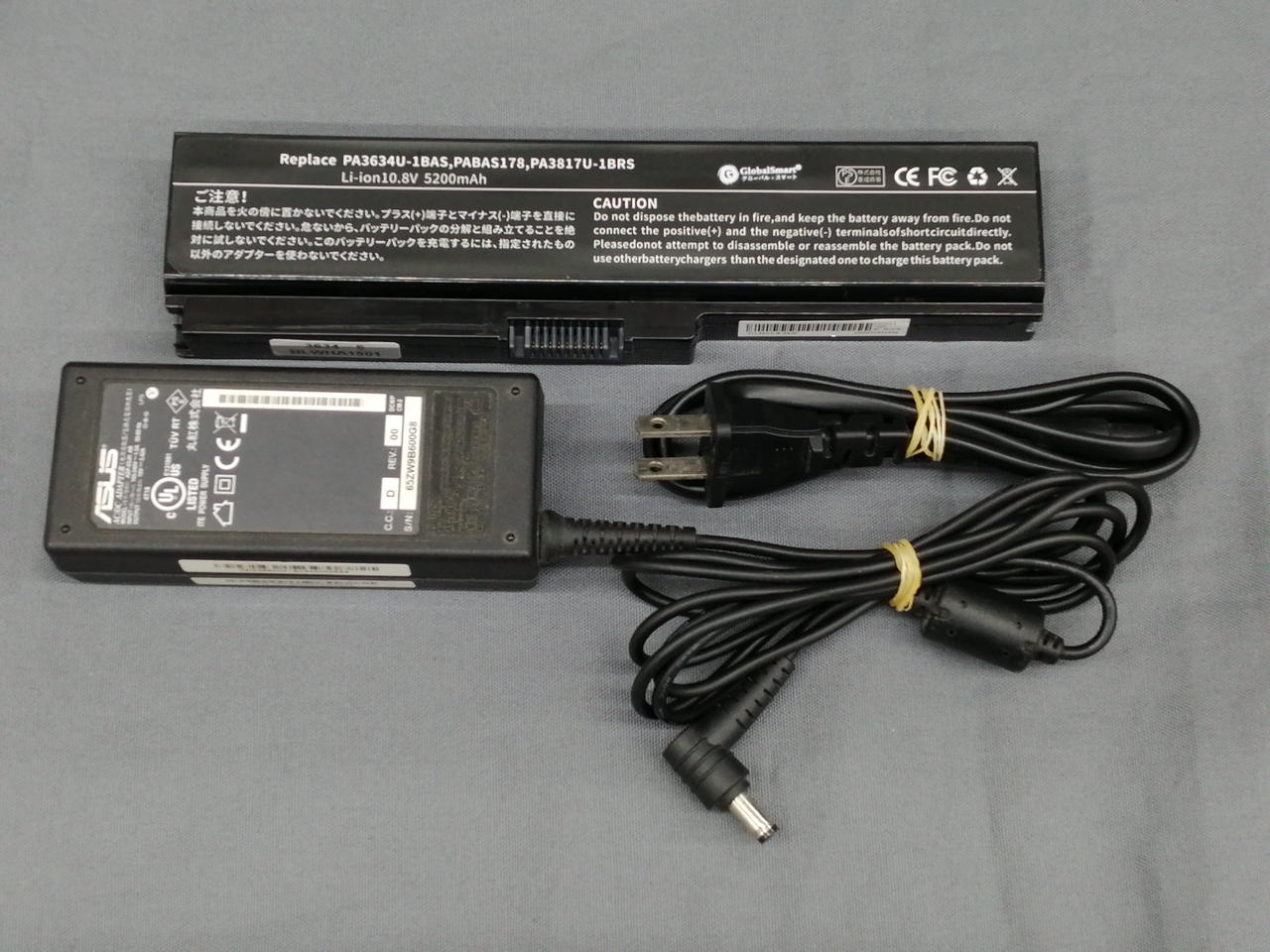 互換バッテリー、充電器がasus製です。