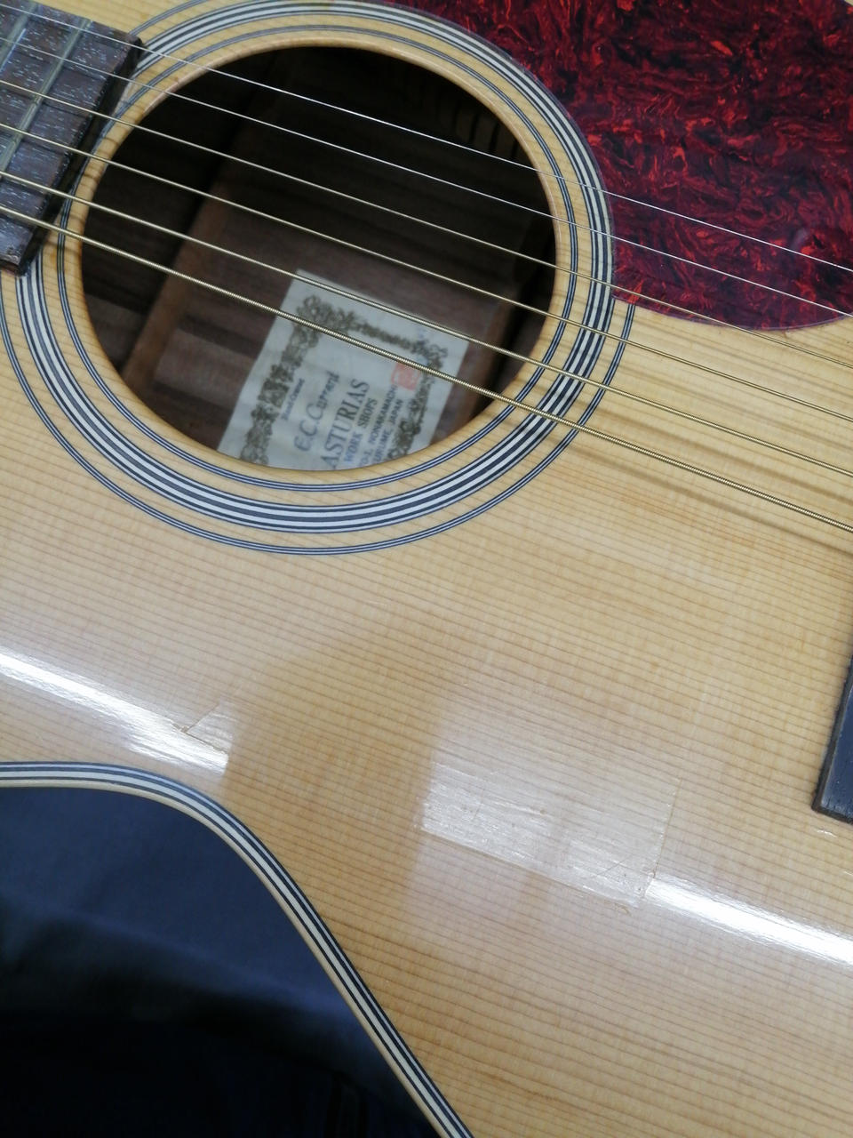 シール痕のようなものがあります