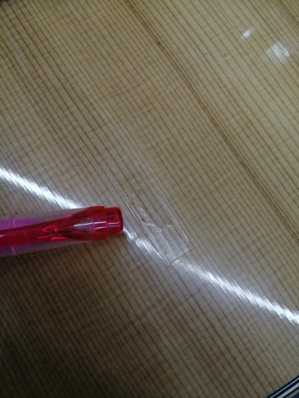 シール痕のようなものがあります