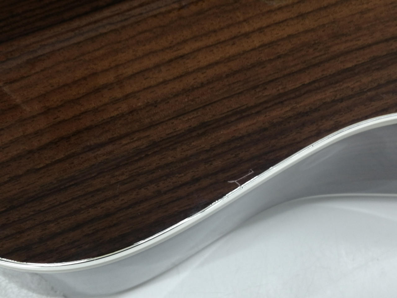 裏面の縁に擦り傷あり