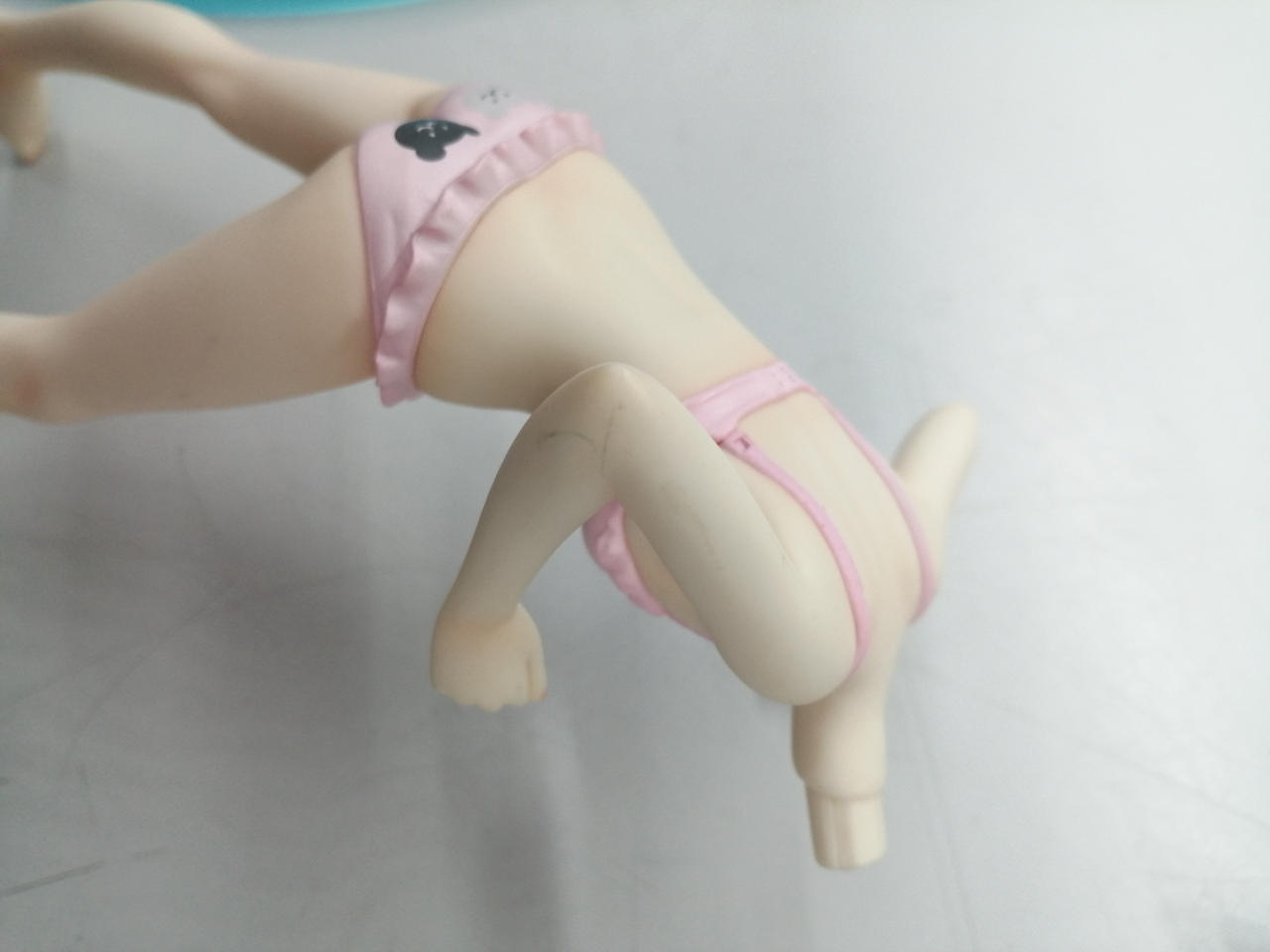 右腕に擦れた跡