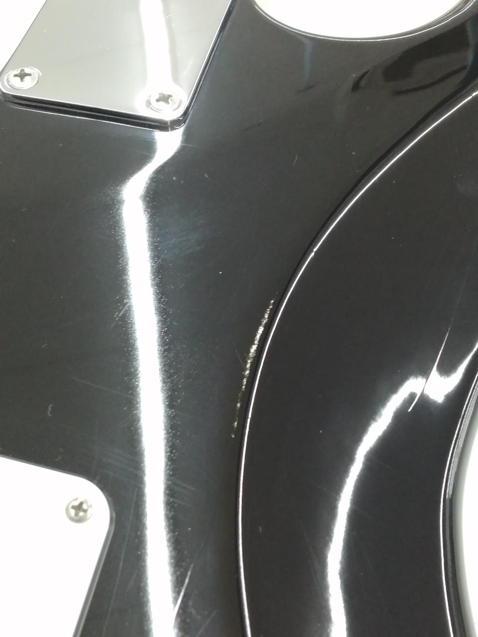 ボディ裏に擦り傷あり