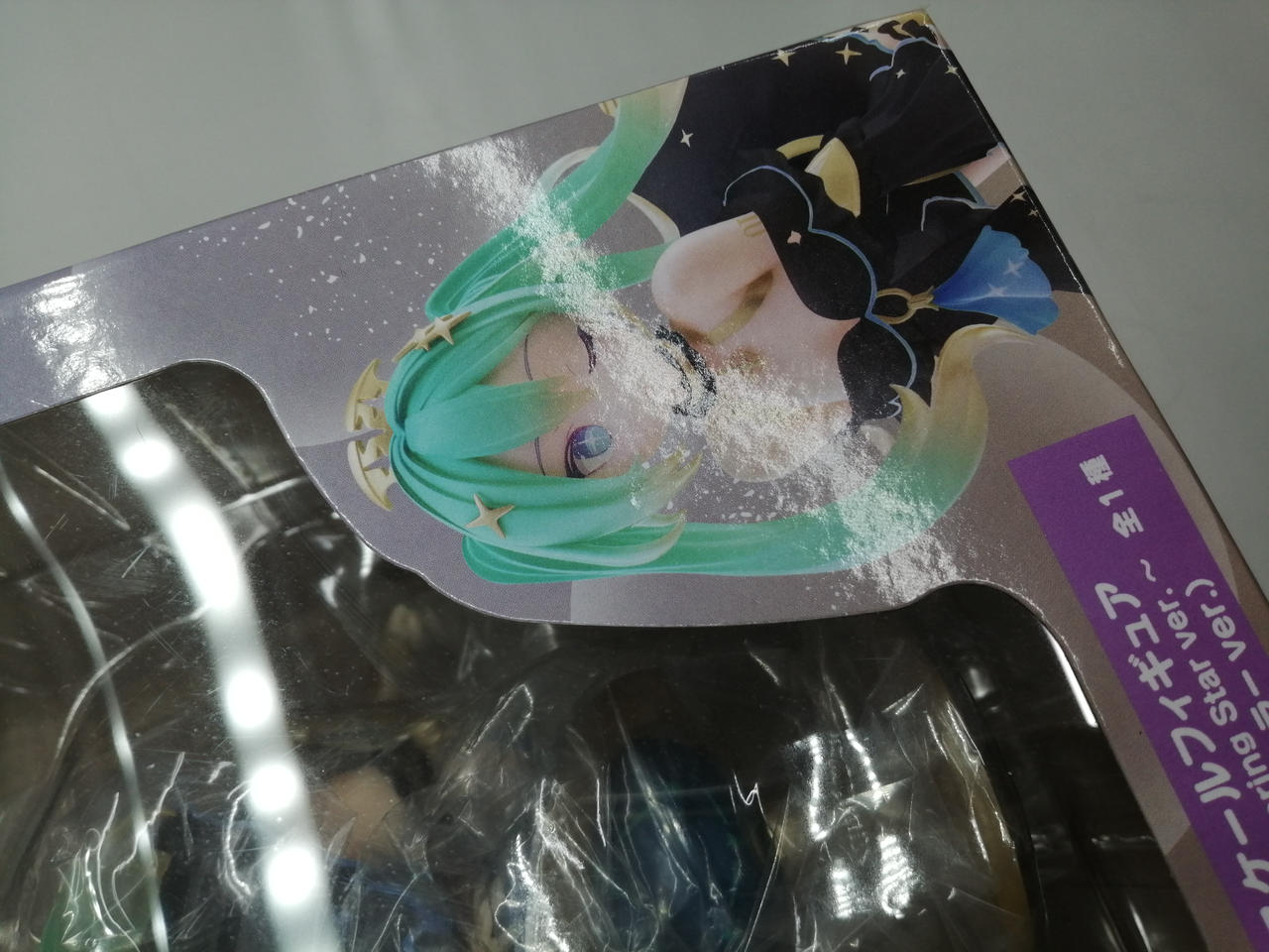 手前に凹んでます