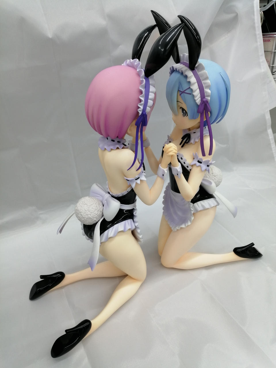 付属の腕パーツでラムと手を合わせられます