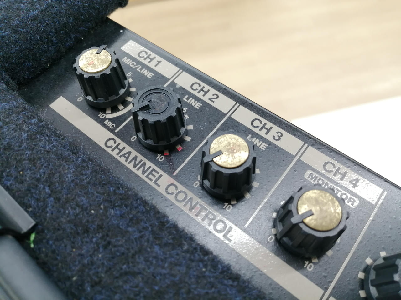 ツマミ部分汚れ・キズあり