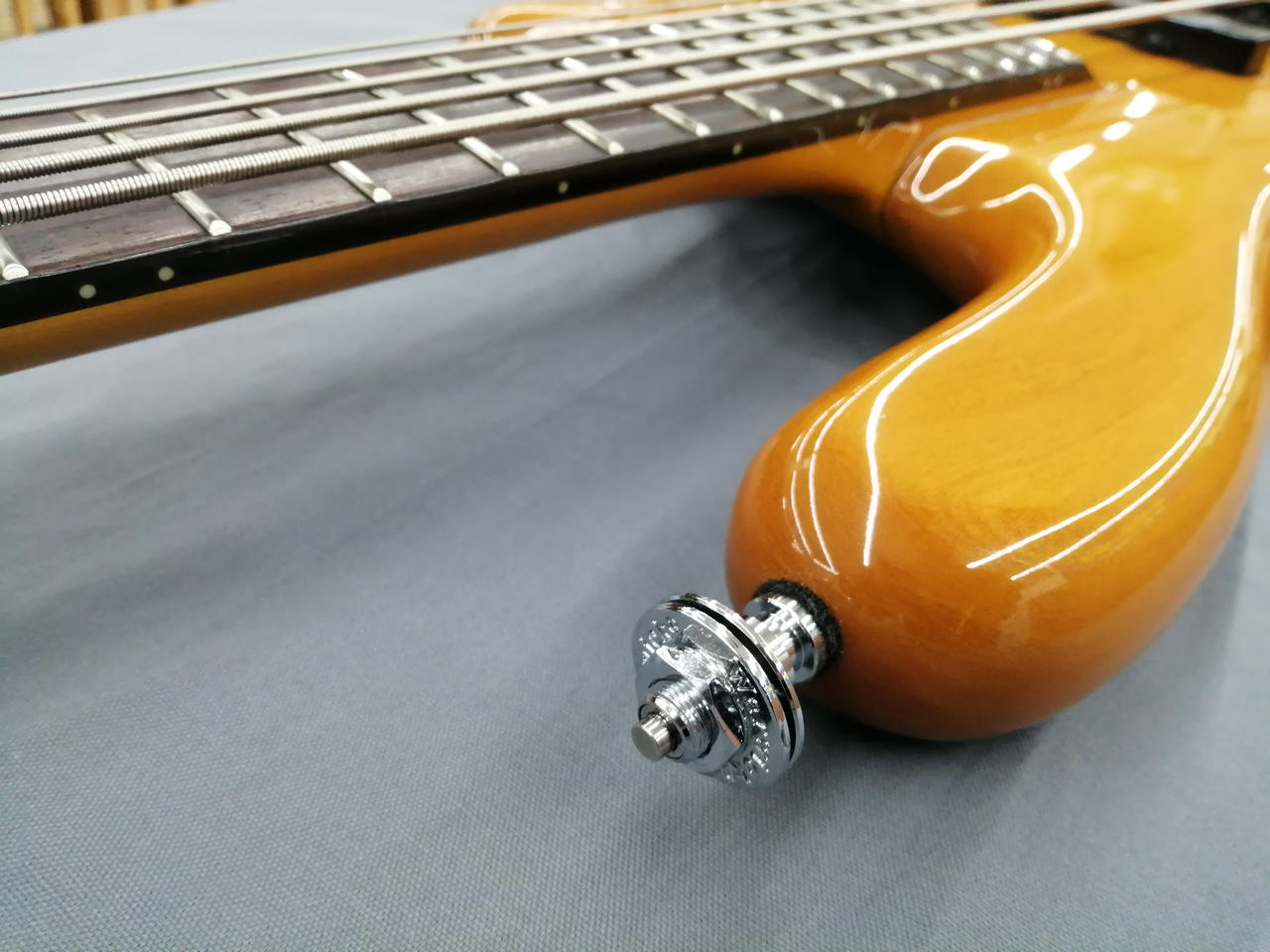 ストラップピン付属