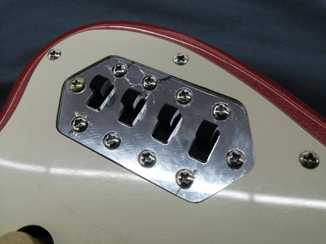 アクリル部分ネジによるヒビあり