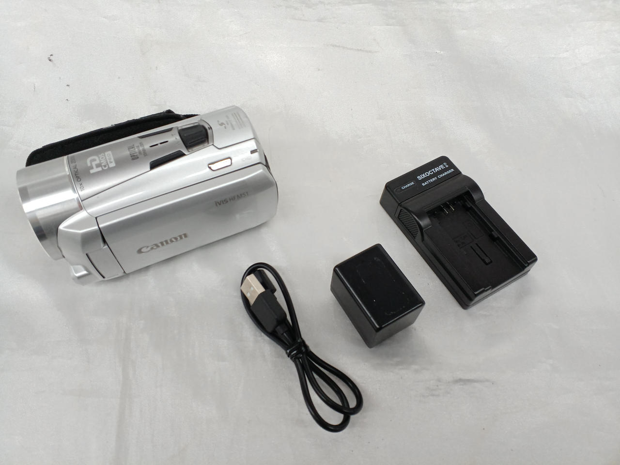 【動作確認済】Canon iVIS HF M51 ビデオカメラ 付属品あり Amazon | Canon デジタルビデオカメラ iVIS HF M51 レッド 光学