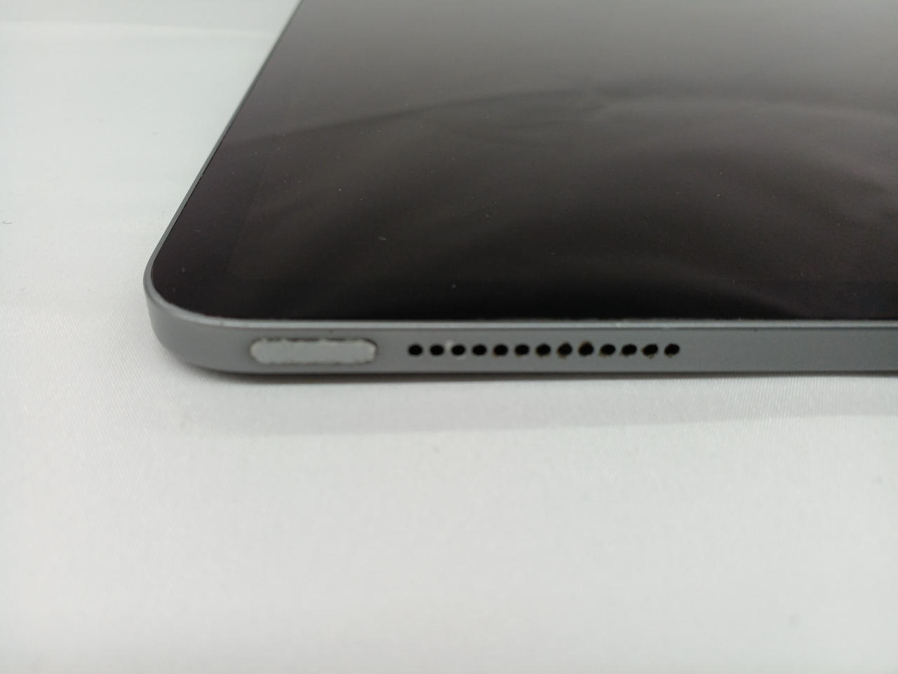 電源ボタン・スピーカー周りキズ削れあり。