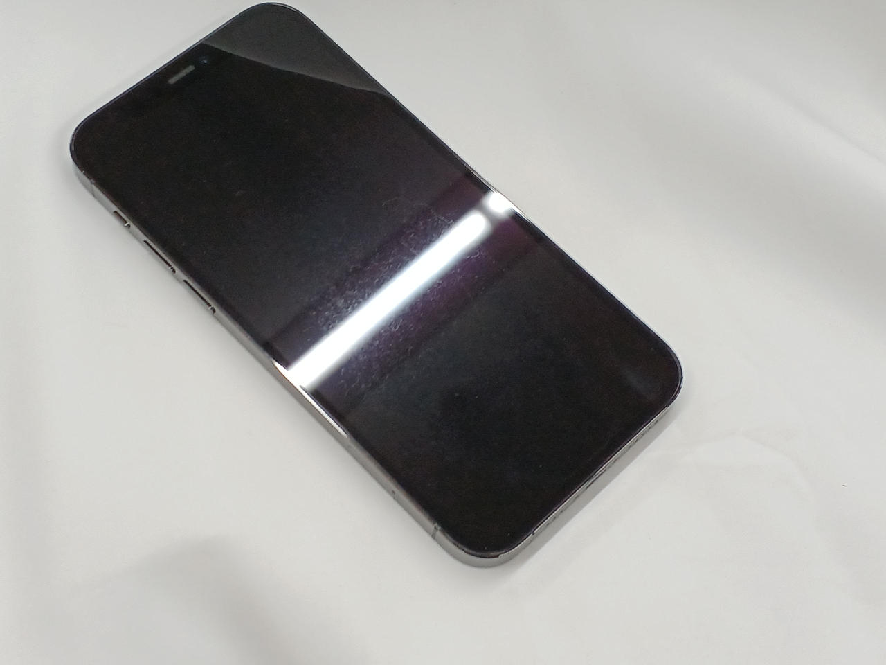 画面に鱗状のヨゴレがあります。