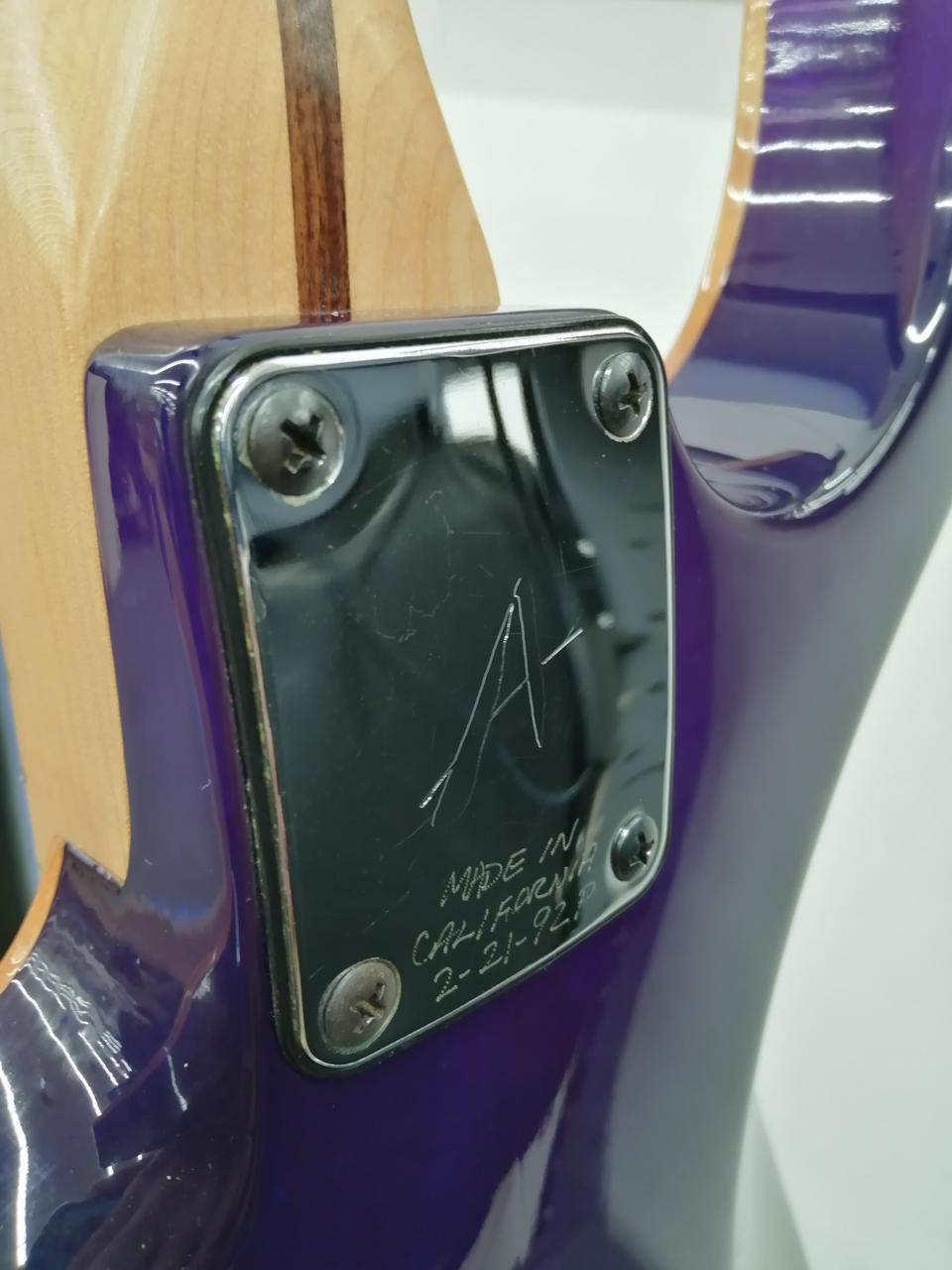 シリアルはプレートに書いてあります