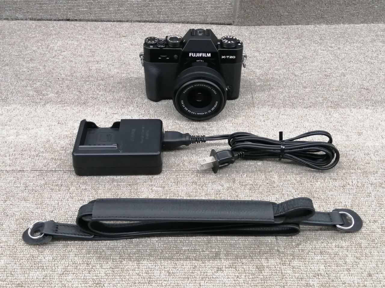 【美品】Fujifilm X-T20 デジタル一眼レフ 純正バッテリー2個付き 富士フィルム ミラーレス一眼カメラ x-t20 シルバー 純正