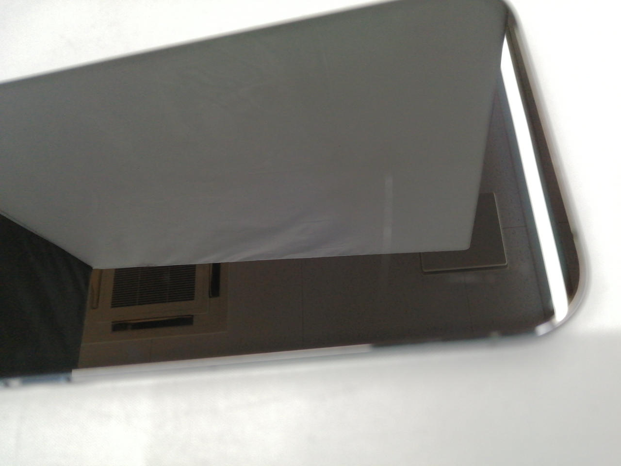 液晶ディスプレイ下部にキズ有ります