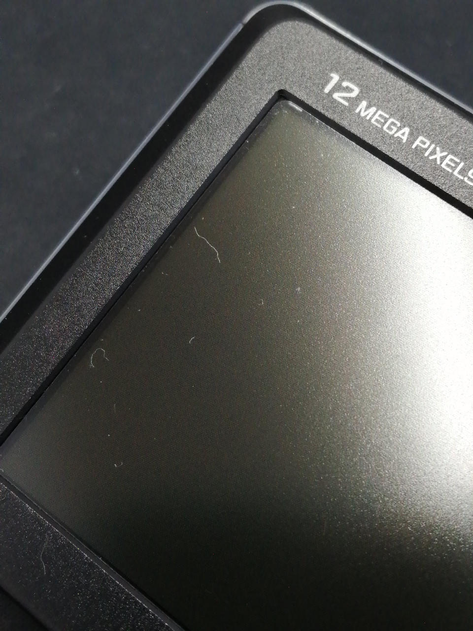 液晶画面にキズあります