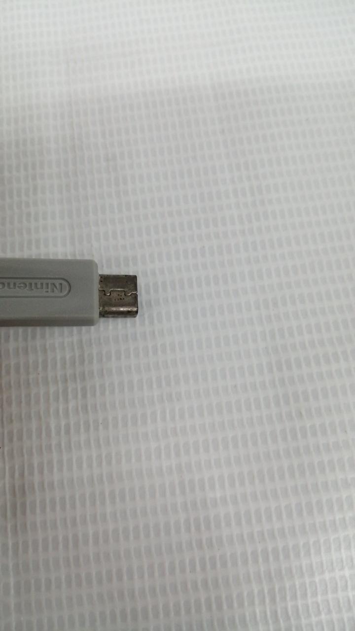 充電器端子に傷あります。