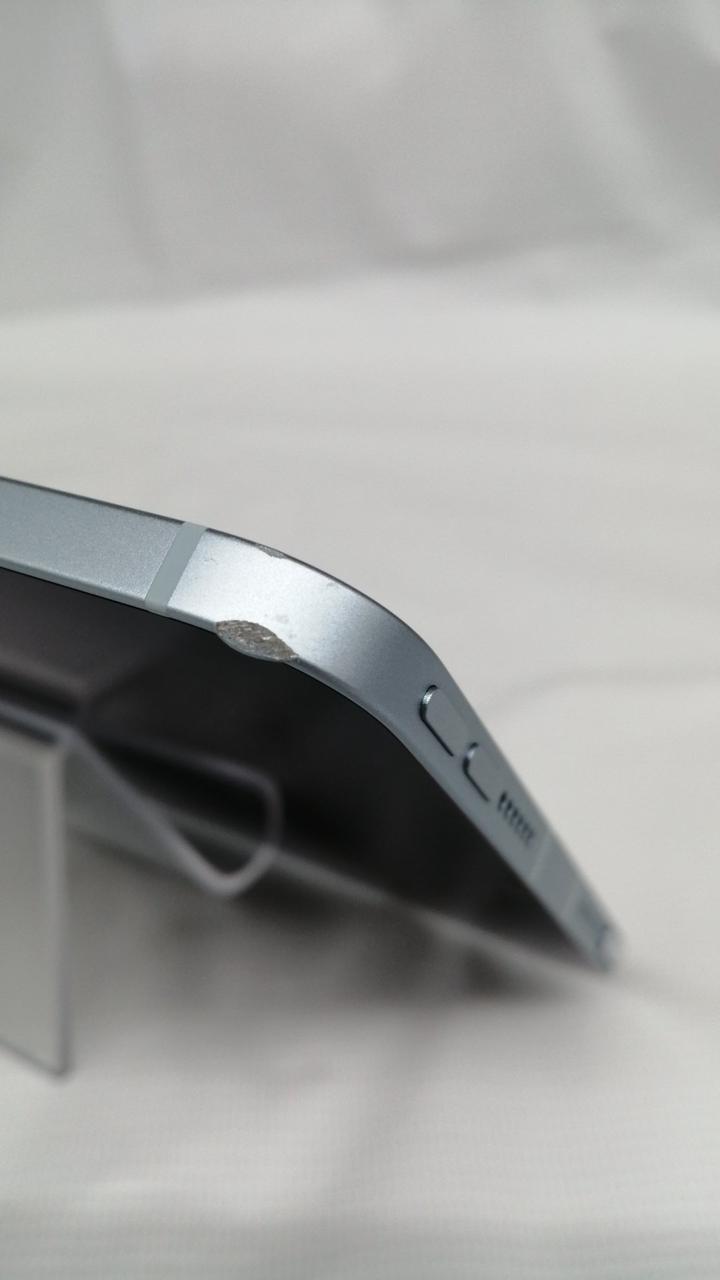 削れたような跡があります。