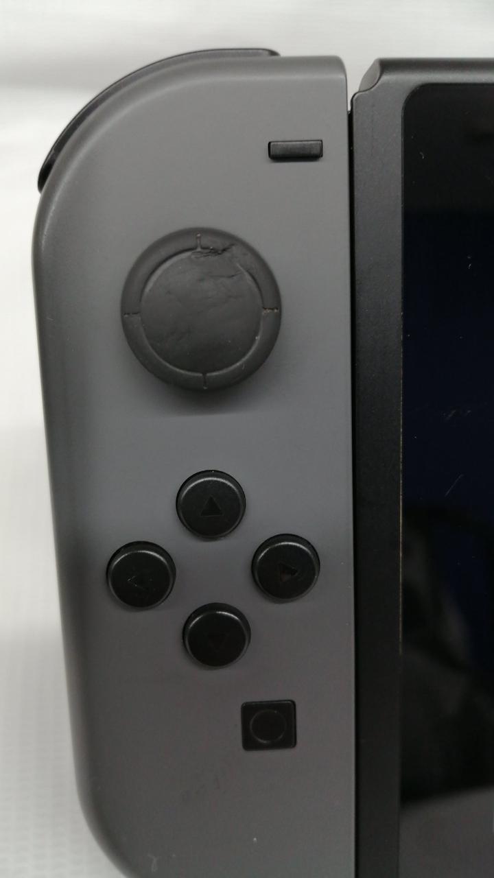 ボタンにキズあります。