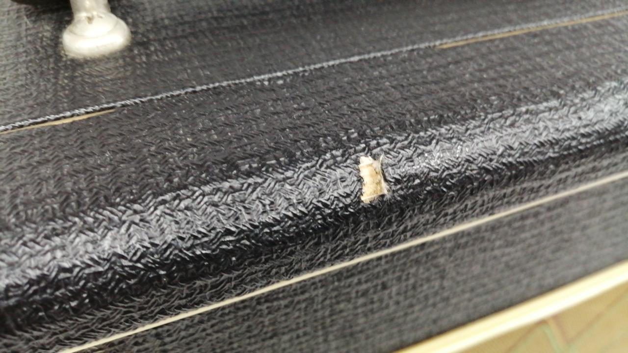 フロント部分の布が一部めくれています。