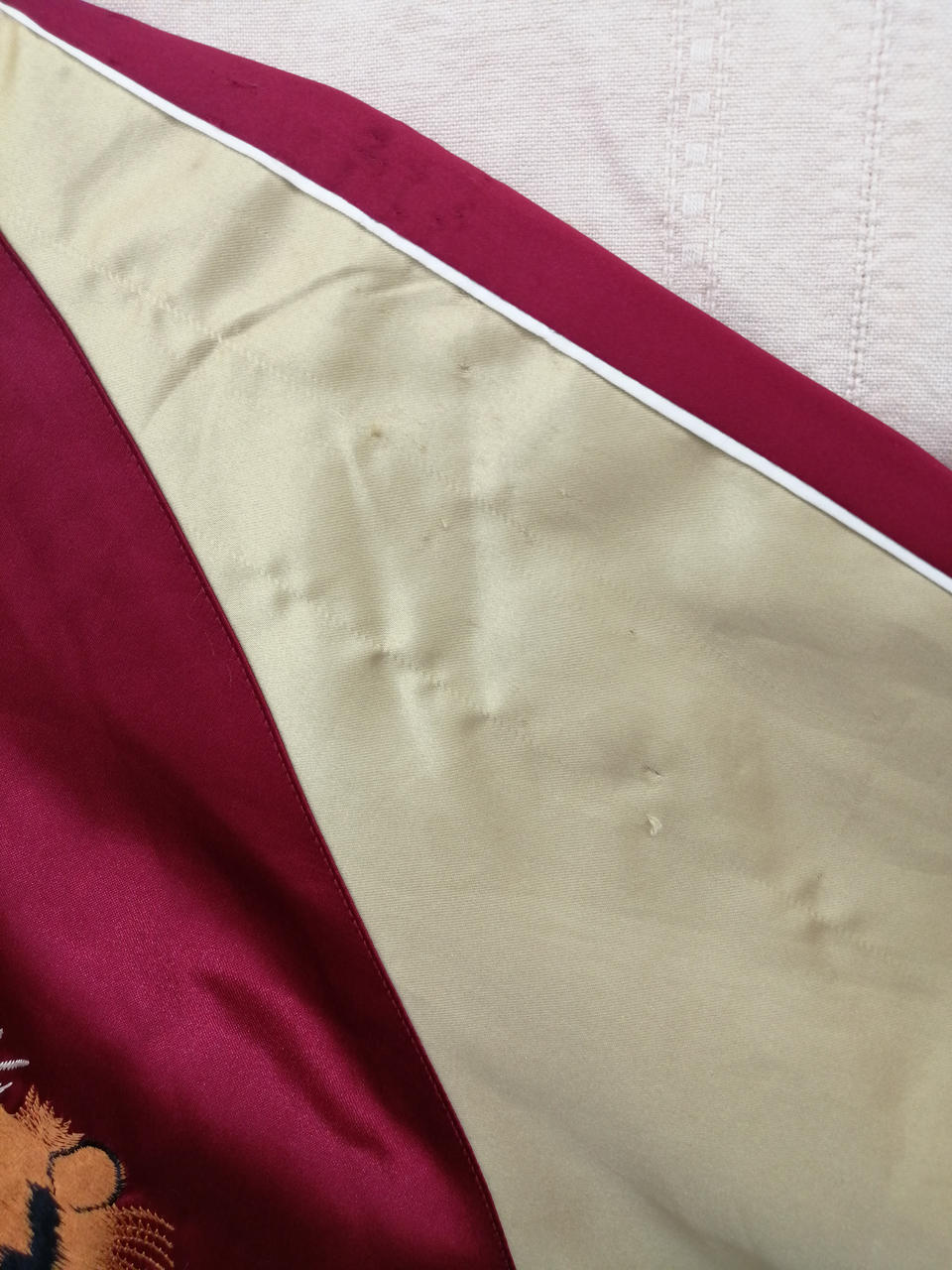 左腕に全体的なほつれがあります