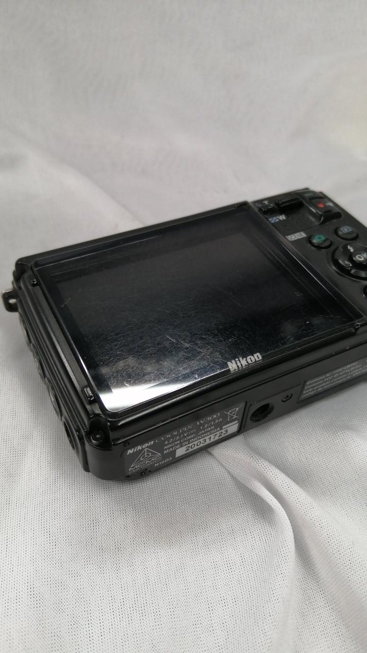 画面に細かいキズあります。