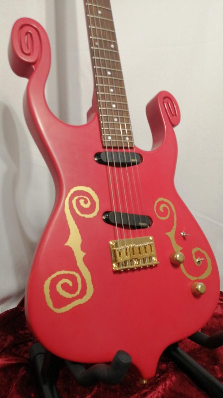 美品❣️ FERNANDESエレキギター サンバースト ギターケース付 エレキギター(レッドサンバースト) ストラトキャスタータイプ