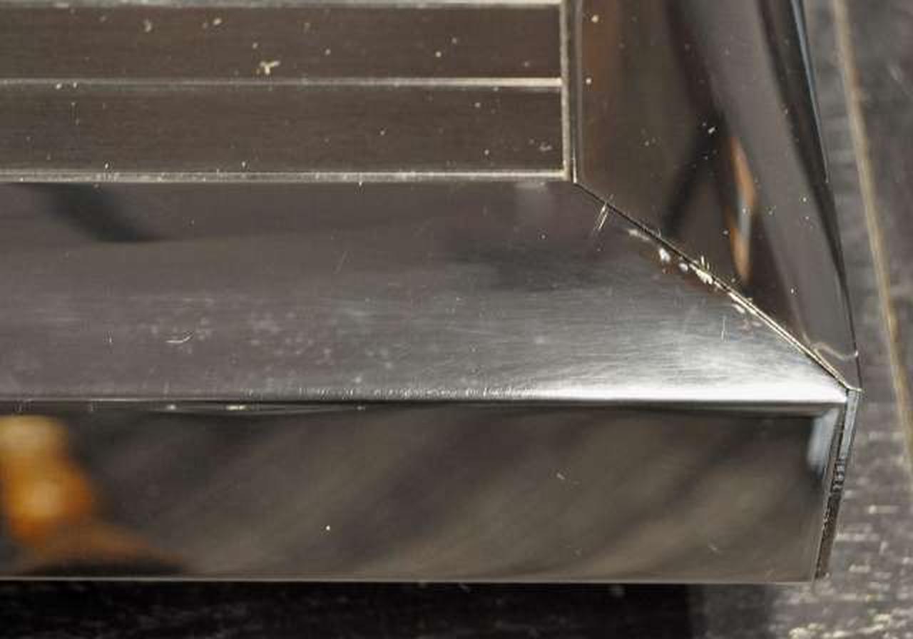 右コーナーにキズ