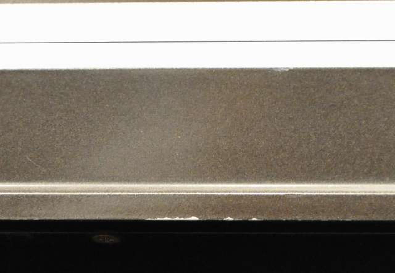 正面下部にキズ