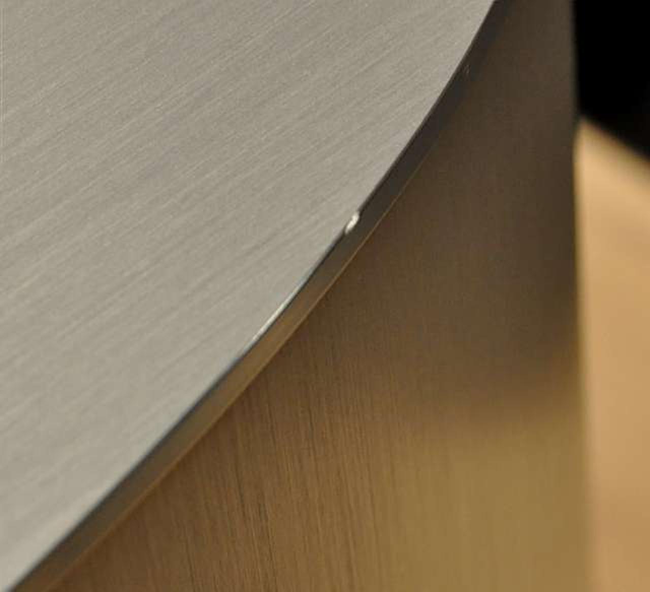 天板エッジ部に打ちキズ