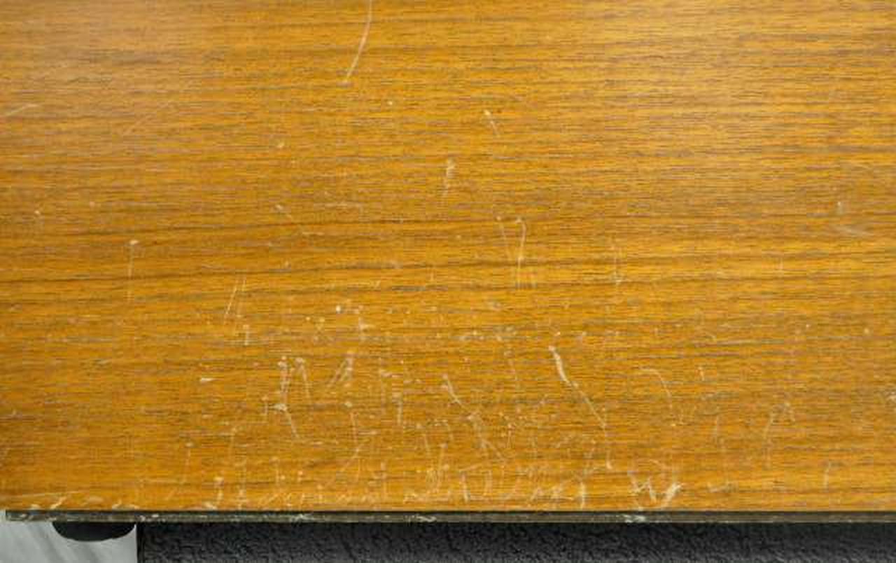 正面左下にキズ