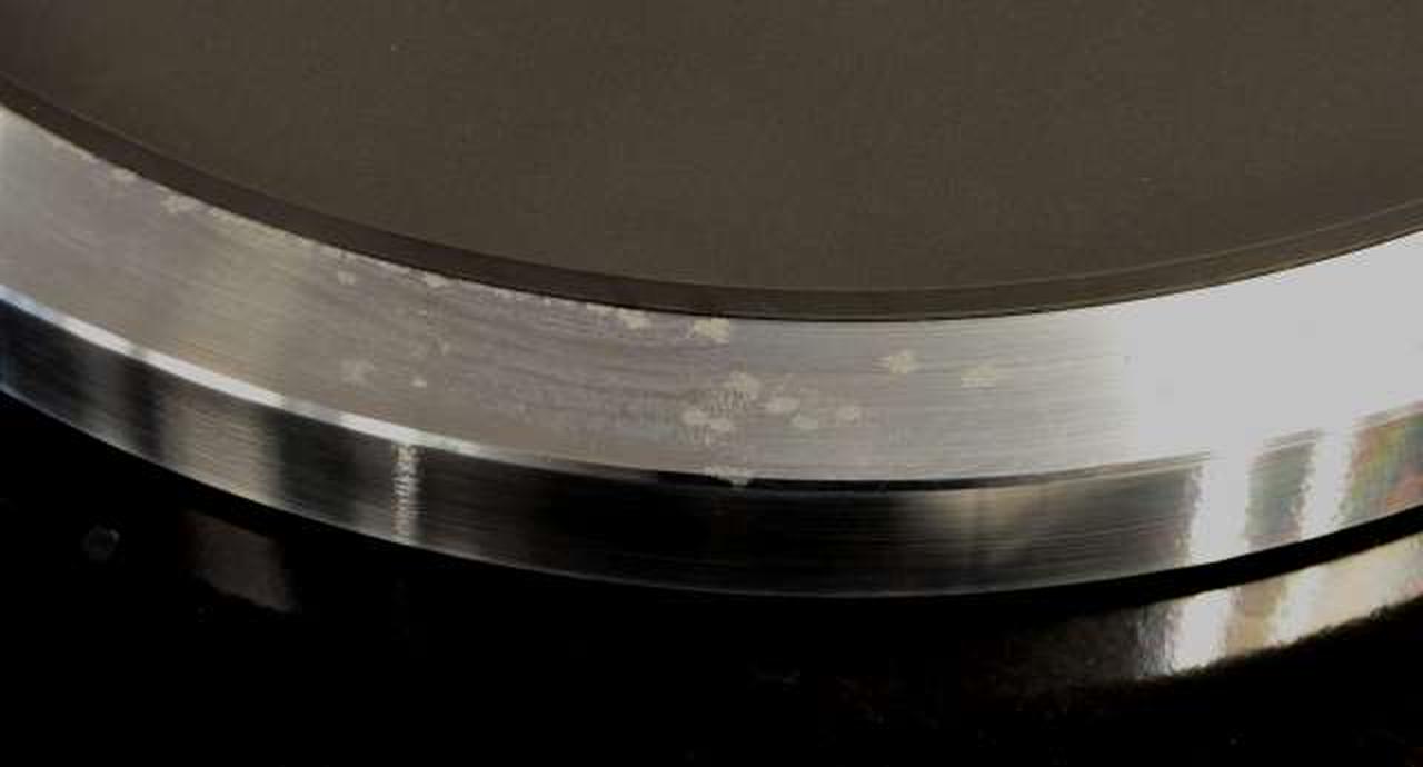 ターンテーブルアルミ外周部分に汚れ分布