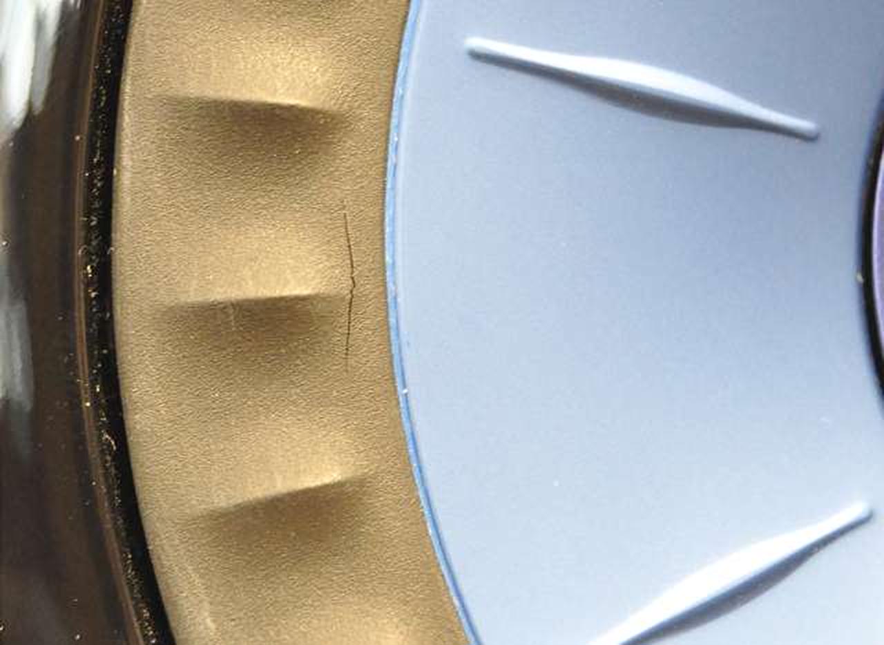 エッジに１ｃｍ程度に亀裂