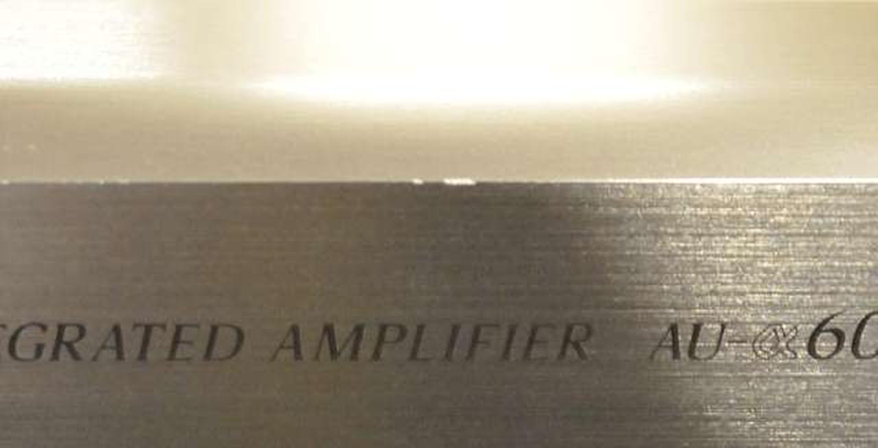 パネル天板エッジ部に打ちキズ