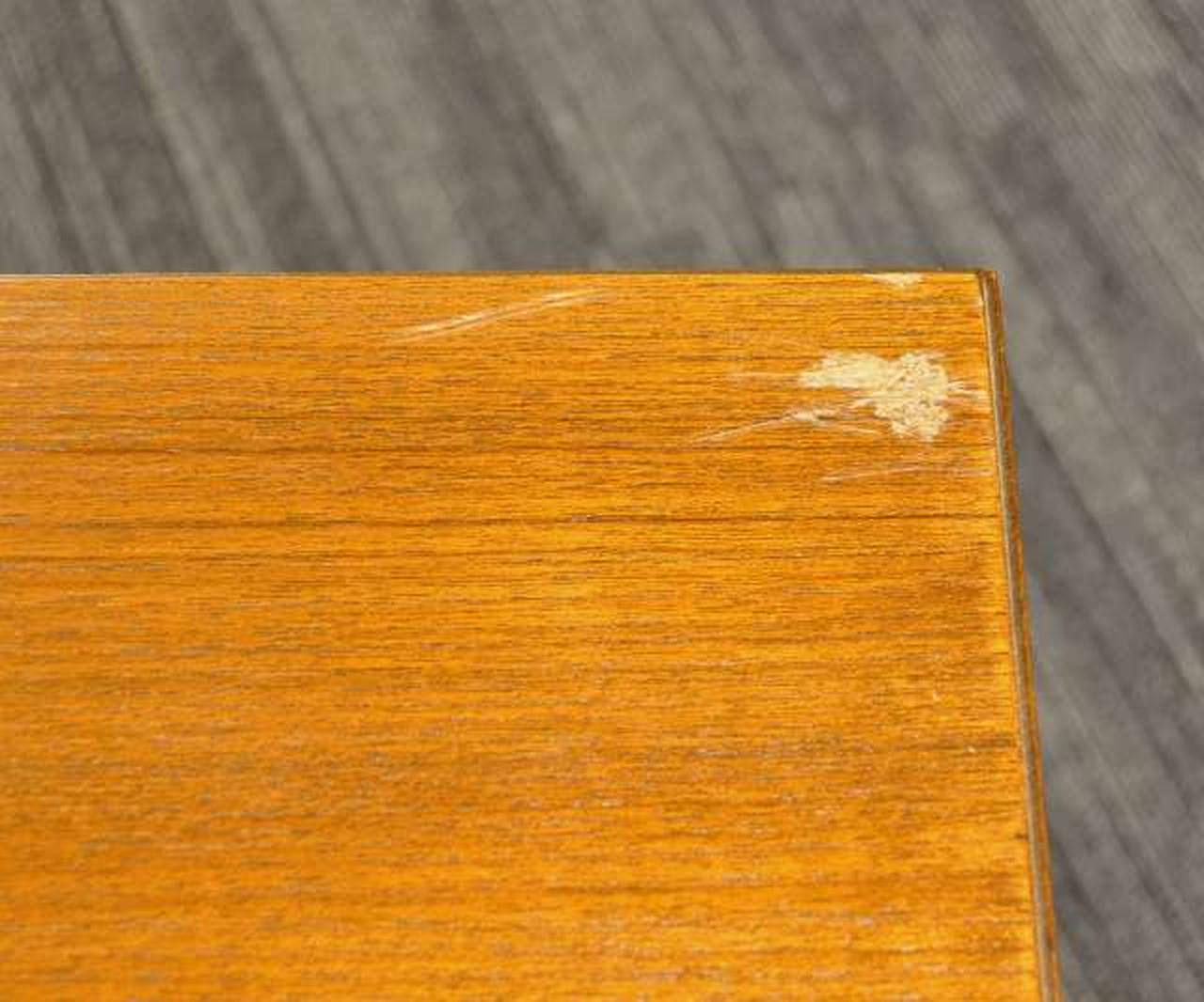 同じく天板右奥にキズ