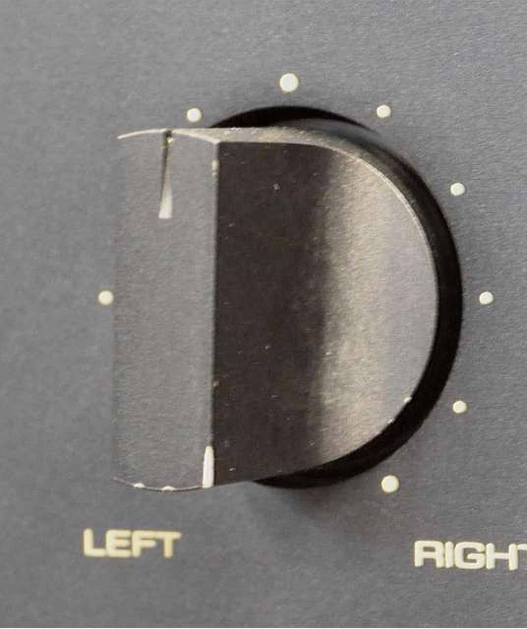 各つまみにキズ