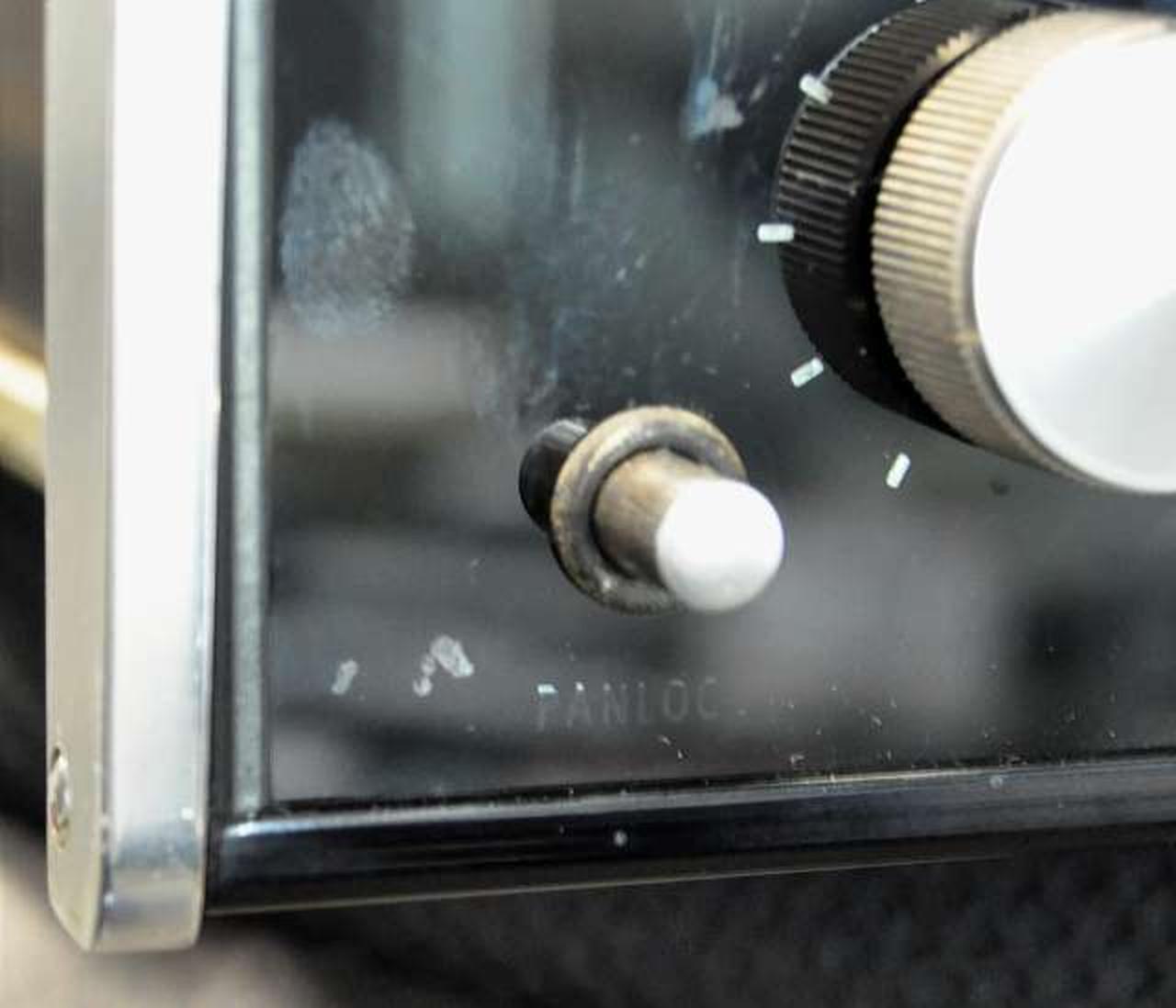 パネル左下隅にキズ