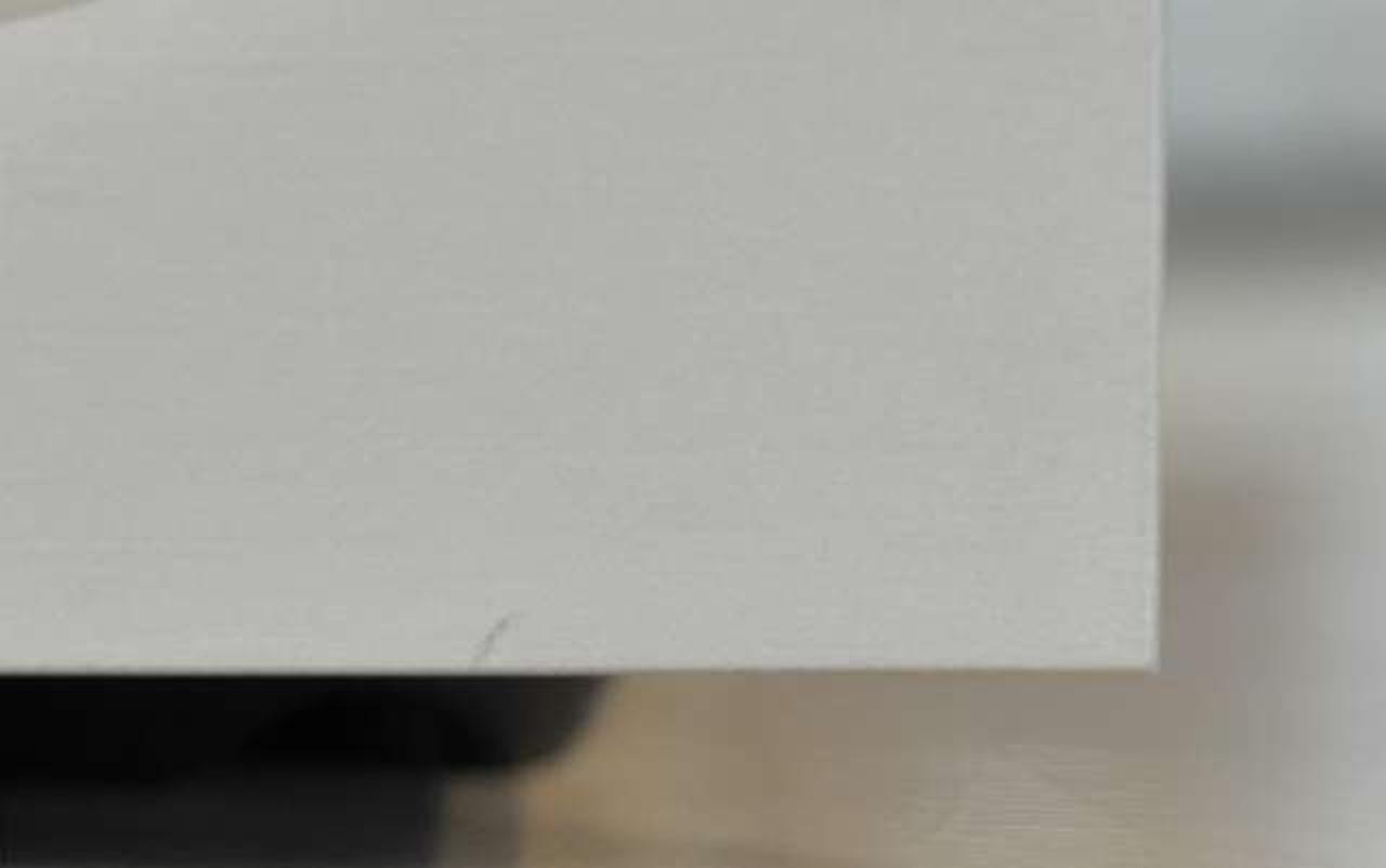 右下に数ミリのキズ