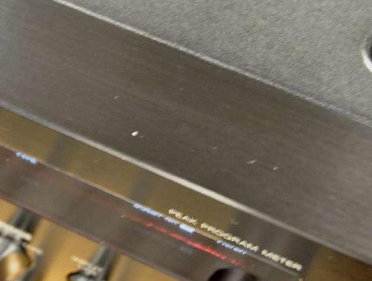 パネル天板に打ちキズ